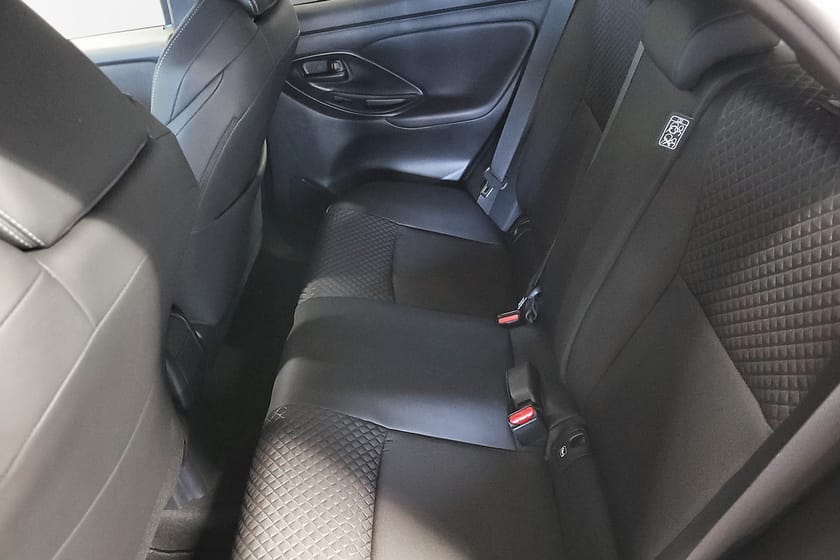 Bild 2 av Toyota Yaris Hybrid 130 1,5 Style Bi-tone JBL / Vinterhjul