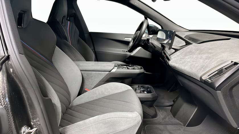 Bild 3 av BMW iX xDrive60 M Sport Fully Charged Pano Skylounge DAP H&K