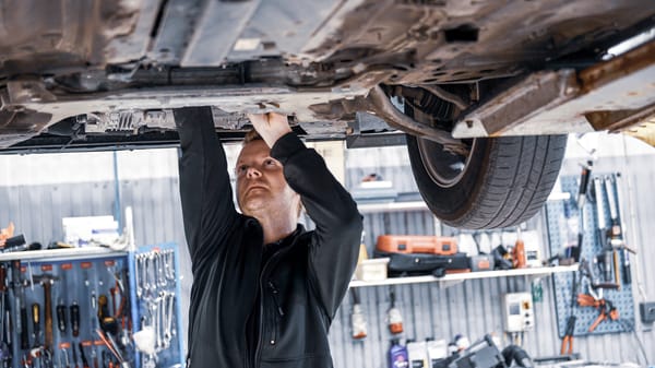 Man som meckar på bil