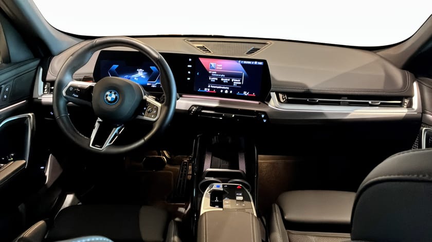 Bild 4 av BMW iX1 xDrive30 30e M-Sport Rattvärme Sportstolar Drag