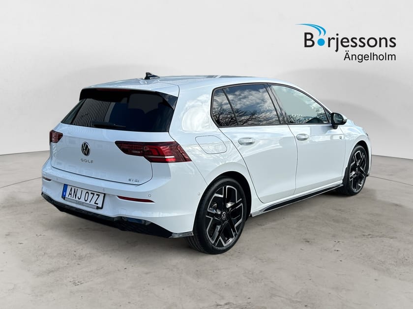 Bild 3 av Volkswagen Golf R-line 1,5 eTSI 150hk DSG7