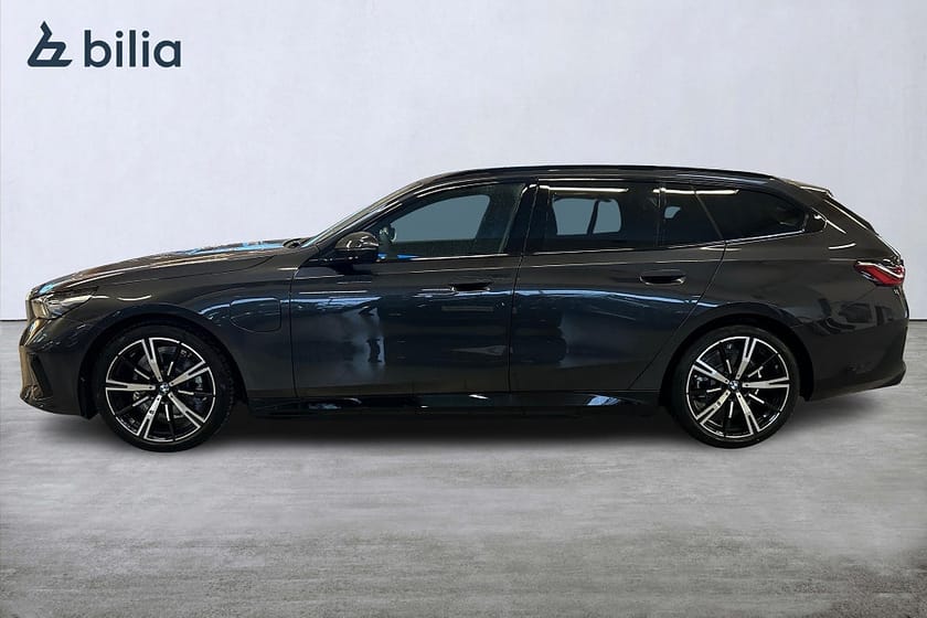 Bild 3 av BMW 530e xDrive Touring DEMO M Sport Innovation B&W Iconic&Glow