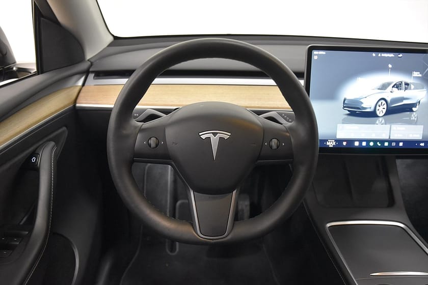 Bild 2 av Tesla Model Y Long Range AWD Autopilot Navi Pano Skinn 514hk
