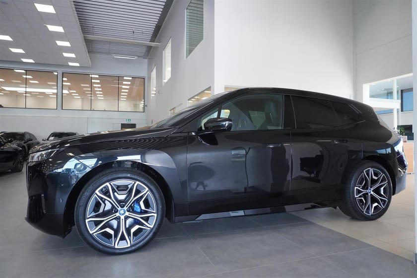 Bild 3 av BMW iX xDrive50 xDrive50, Panorama Bowers Wilkins Innovation Luftfjädring Drag Fullläder