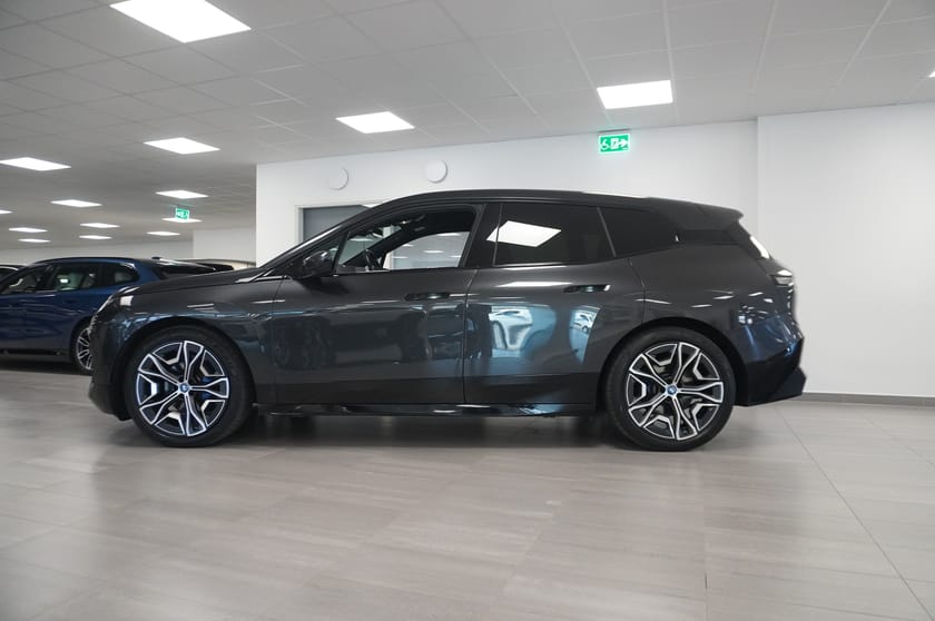 Bild 5 av BMW iX xDrive50 Sport Innovation Exclusive Comfort Drag Aktiv Styrning