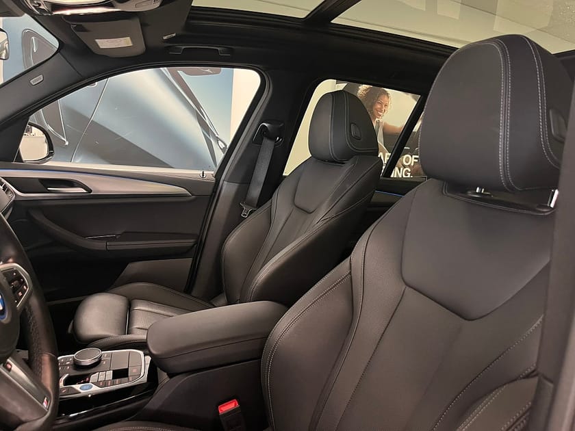 Bild 3 av BMW iX3 Backkamera Adaptiv farthållare