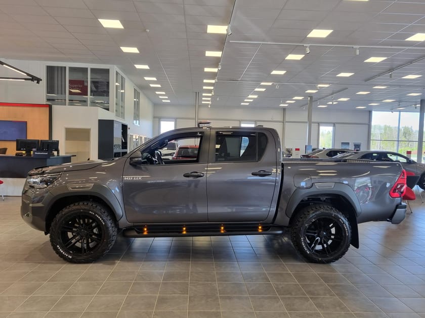 Bild 2 av Toyota Hilux Dubbelhytt D-CAB 2,8 D-4D MHEV AUT6 4WD INVINCIBLE KOMFORTPA