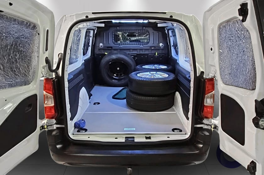 Bilde 5 av Peugeot Partner 1.5-131HK, L2, 4x4, Krok, Webasto, Ryggekamera