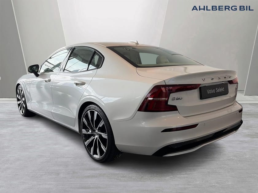 Bild 3 av Volvo S60 B5 Bensin Plus Dark. Backkamera, Navi, Adaptiv farthållare, Sportchassi, Panoramatak, HarmanKardon PremiumSound