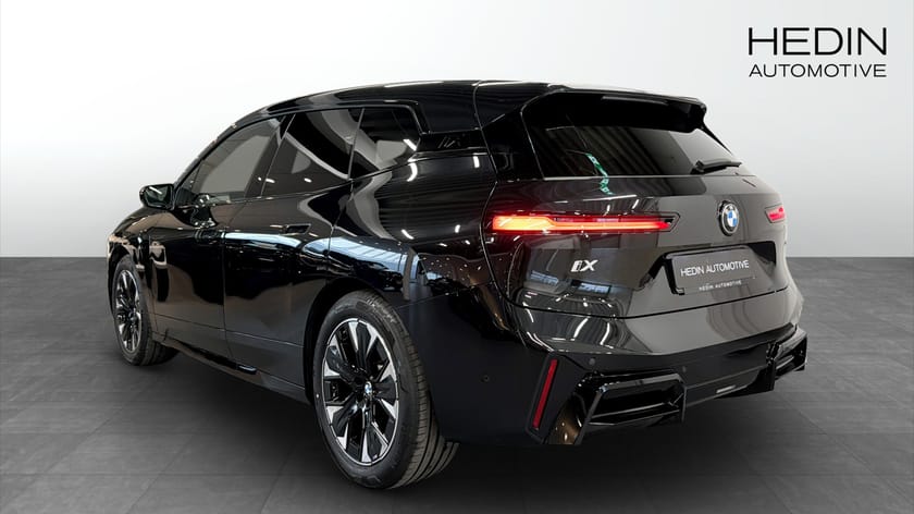 Bild 2 av BMW iX xDrive60 M Sport B&W Pano 4-zon Luft Soft close DAP
