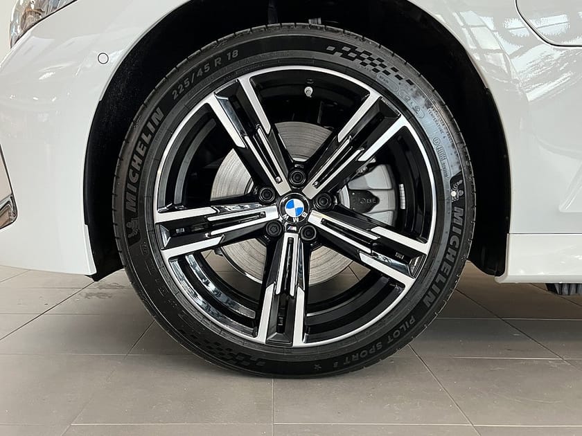 Bild 4 av BMW 330e xDrive Touring M Sport Drag Sportstolar RattV AdptFarth