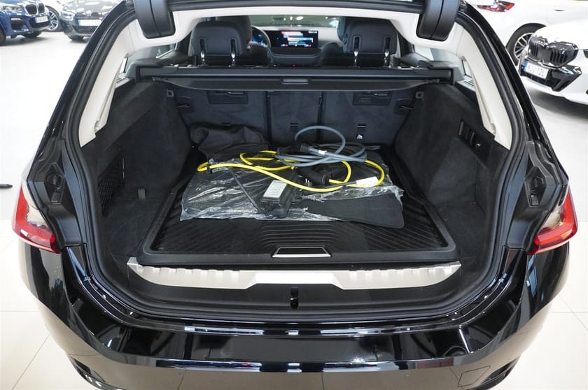 Bild 4 av BMW 330e xDrive Touring Sportstolar Drag Akustik Glas Elsvankstöd