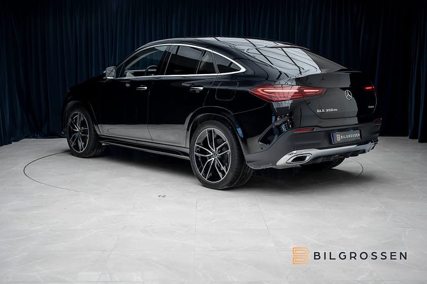 Bild 3 av Mercedes-Benz 350 de 4MATIC Coupé AMG Line Premium Pano HUD Burmester