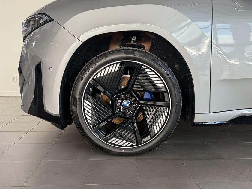 Bild 4 av BMW iX3 50 xDrive Fully Charged M Sport Edition Drag Head-Up