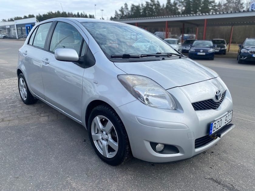 Bild 2 av Toyota Yaris 1,3 99 hk, nybes