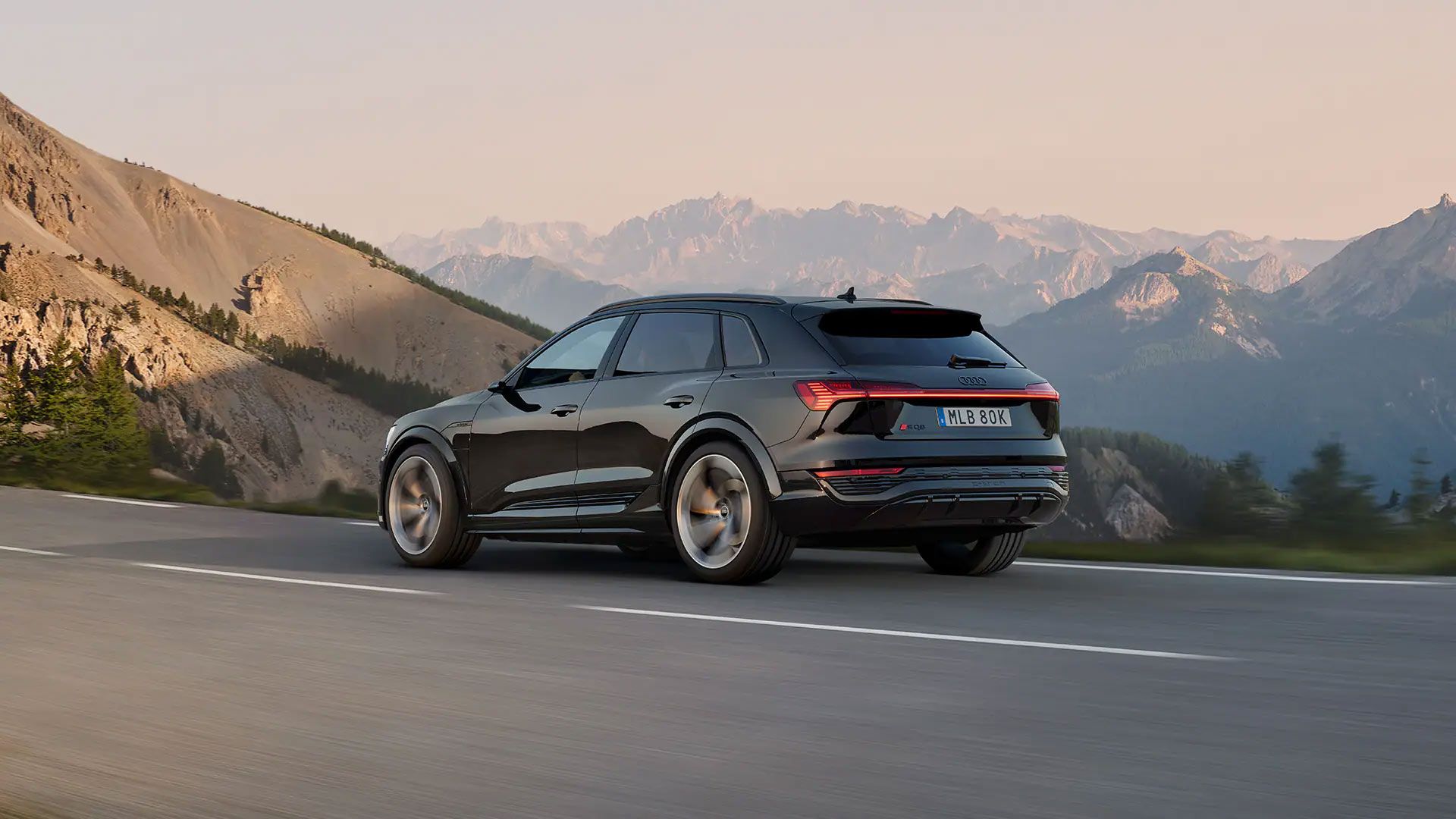 Vit volkswagen parkerad utomhus vid