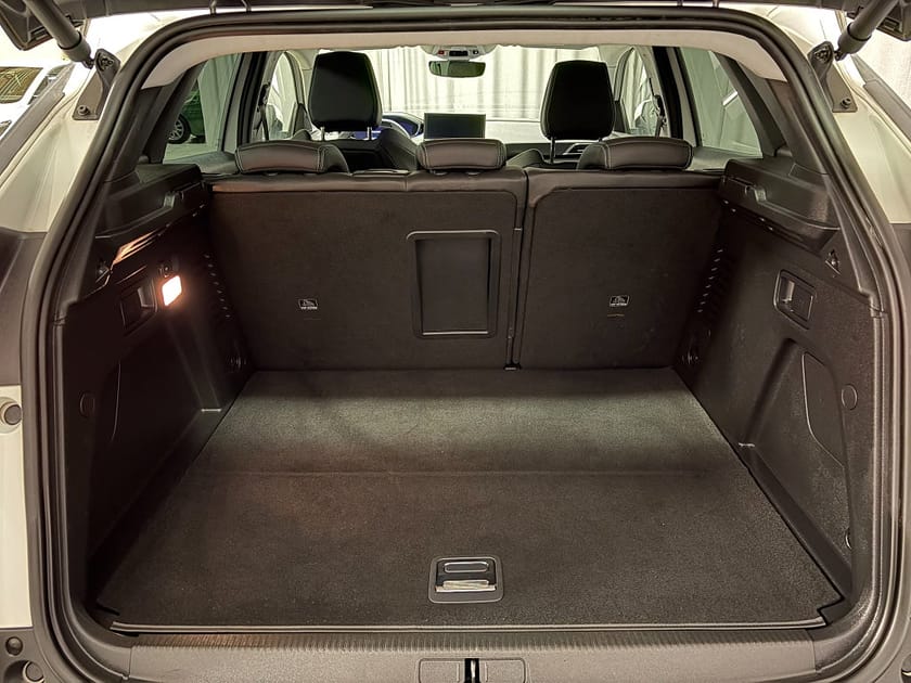 Bild 4 av Peugeot 3008 HYBRID4 300 ALLURE PACK Hybrid 4 AWD Dragkrok Vinterhjul