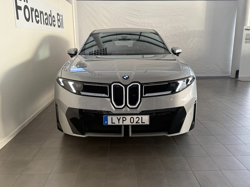 Bild 2 av BMW iX3 50 xDrive Fully Charged M Sport Edition Drag Head-Up