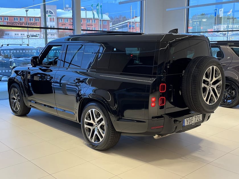 Bild 2 av Land Rover Defender 130 D300 MHEV X-Dynamic SE / 8-sits / Black Pack / Drag