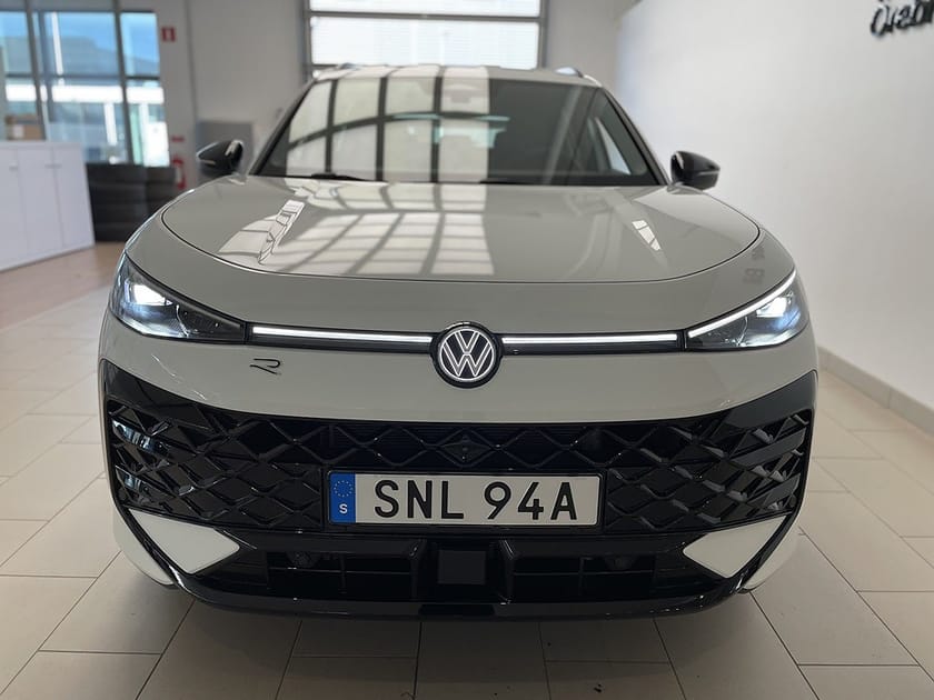 Bild 2 av Volkswagen T-Roc R-Line BlackStyle 1.5 eTSI 150 hk DSG|Head Up|Matrix