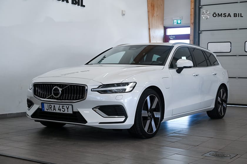 Bild 2 av Volvo V60 Recharge T6 AWD Core Värmare Drag Google Maps 350hk