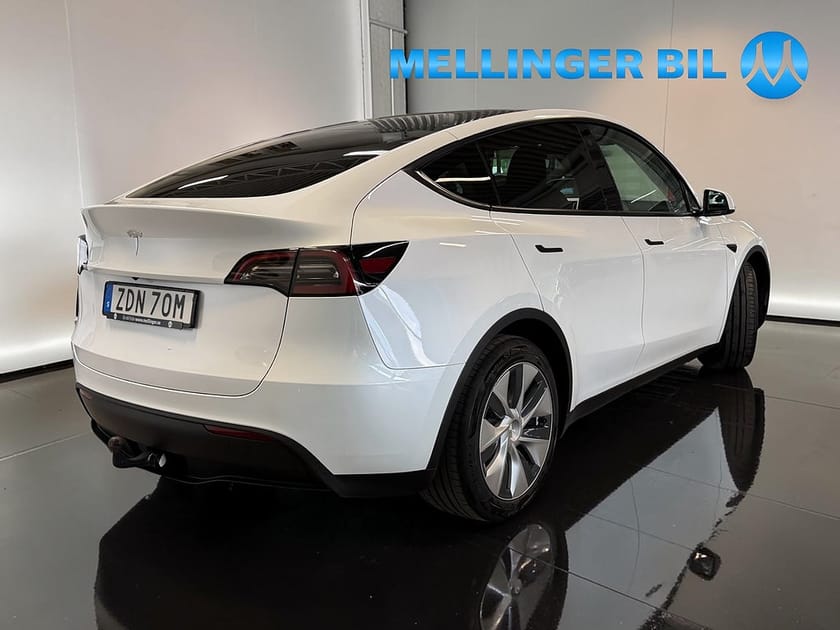 Bild 3 av Tesla Model Y Standard Range RWD Dragkrok Panorama