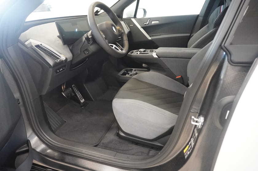 Bild 2 av BMW iX xDrive60 Fully Charged M Sport Pro Ed Drag DA Pro H K