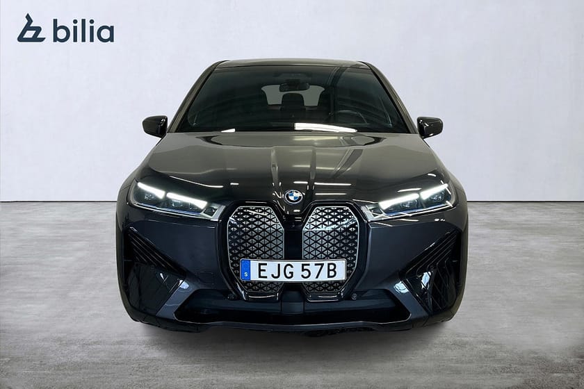 Bild 2 av BMW iX xDrive50 xDrive50/luftfjädring/Pano/Laser/Sport line/Drag
