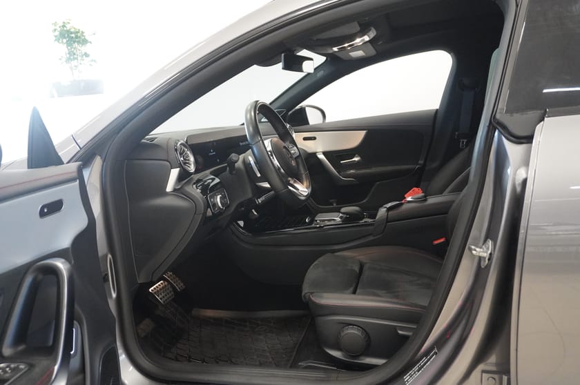 Bild 2 av Mercedes-Benz CLA 200 d Shooting Brake SB AMG Line 150hk Pano Burmester