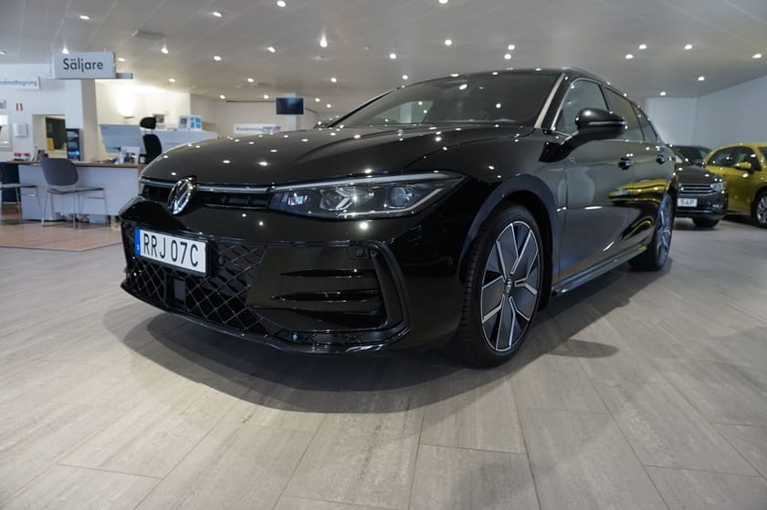Bild 1 av Volkswagen Passat Sportscombi R-LINE 1.5 eTSI 150 Drag/Värmare