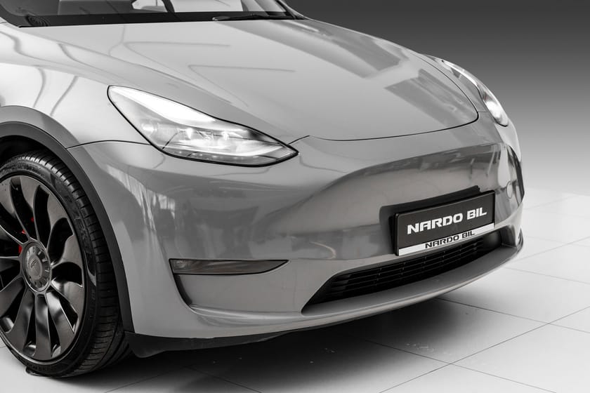 Bilde 2 av Tesla Model Y Performance LR AWD Performance/Krok/Matrix/Nardo Grey Helfoliert