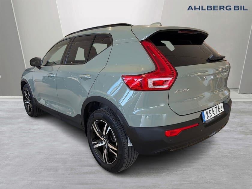 Bild 3 av Volvo XC40 B3 FWD Bensin Plus Dark, Klimatpaket, Förarstödpaket, Parkeringskamera Bak, Baklucka Elmanövrerad, Google Maps