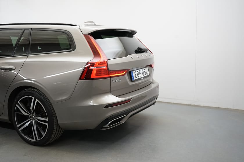 Bild 3 av Volvo V60 Recharge T8 R-Design T, Taklucka, HarmanKardon PremiumSound, Dragkrok