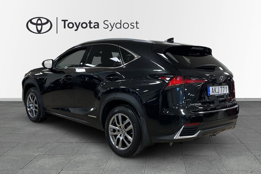 Bild 3 av Lexus NX 300h AWD – Executive, Rattvärme, Dragkrok, Safety Sense