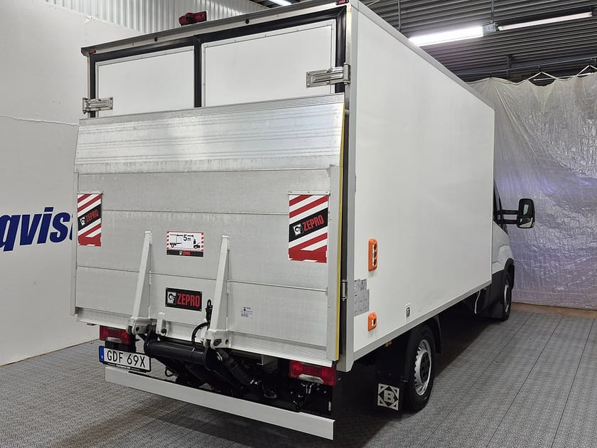 Bild 4 av Iveco Daily 35-140 Chassi Cab PÅBYGGT SKÅP MED LIFT OCH KYLA 2,3 JTD 136HK Aut