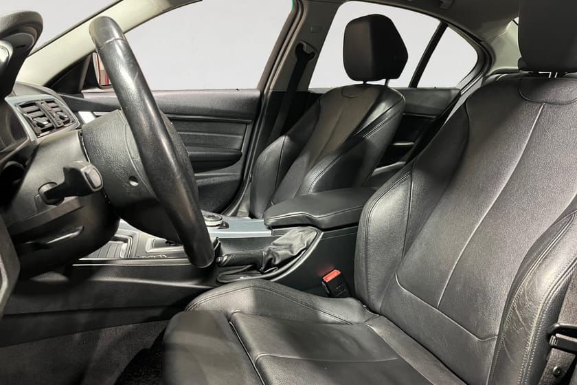 Bild 3 av BMW 320d xDrive Sedan 184 HK AUT SKINN NYSERV NAVI XENON 0.42L/MIL