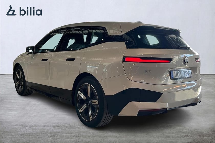 Bild 2 av BMW iX xDrive40 Comfort/Sportpaket/Drag/H/K