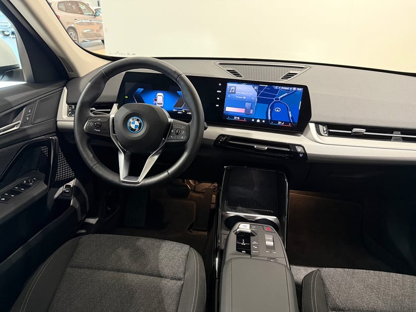 Bild 5 av BMW iX1 eDrive20 eDrive20, Drag, Navigation, Backkamera, Rattvärme