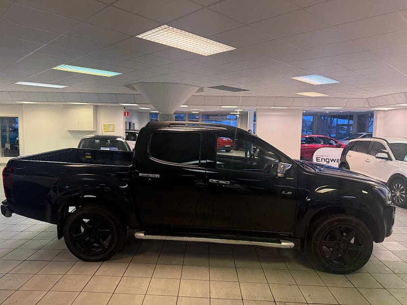 Bild 4 av Isuzu D-Max Crew Cab 1.9 4WD Moms Skinn Drag Kamera Black Ed.