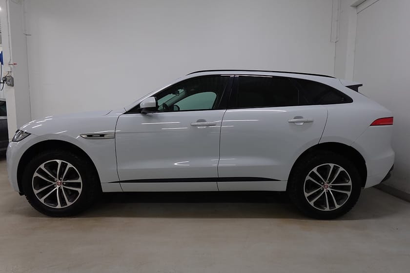 Bild 3 av Jaguar F-Pace 20d AWD R-Sport Drag Cockpit Meridian Kamera Nyservad
