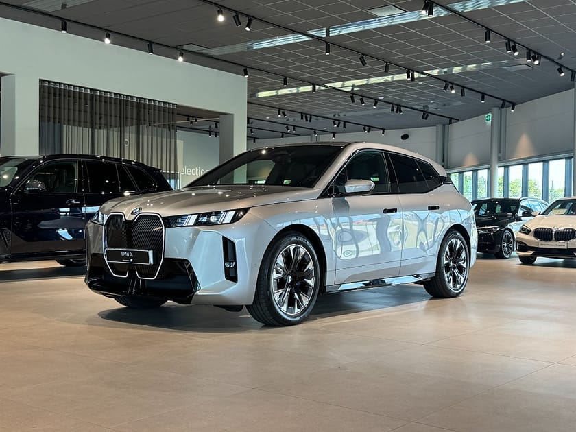 Bild 1 av BMW iX xDrive60 M Sport H/K D/A Plus Drag Sätesventilation