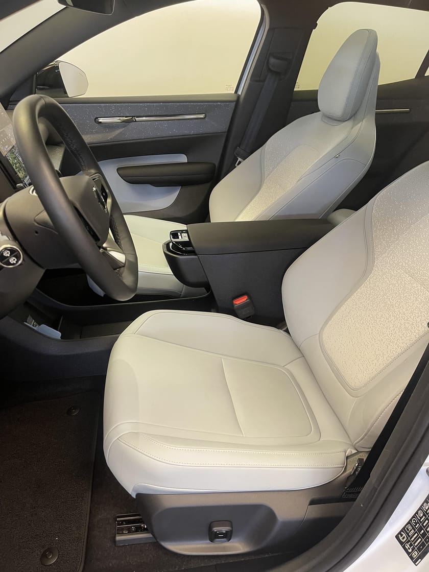 Bild 4 av Volvo EX30 Twin Motor Performance Ultra / 20" hjul / Tonade rutor / Navigation /