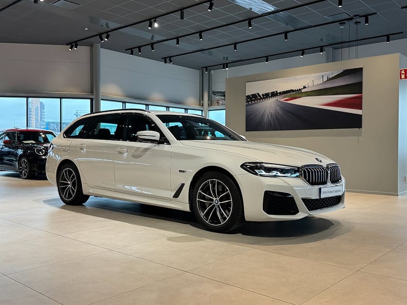 Bild 3 av BMW 530e xDrive Touring M Sport Dragkrok Rattvärme Elstolar
