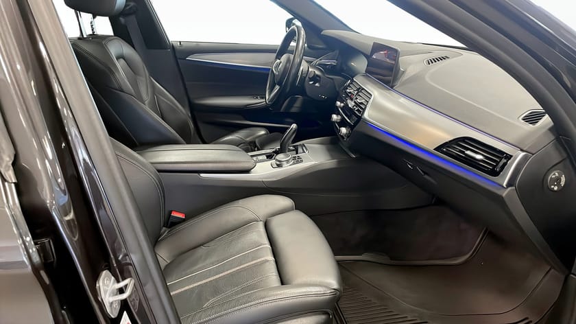 Bild 3 av BMW 530i xDrive Touring Innovation Edition M Sport Panorama H/K Drag