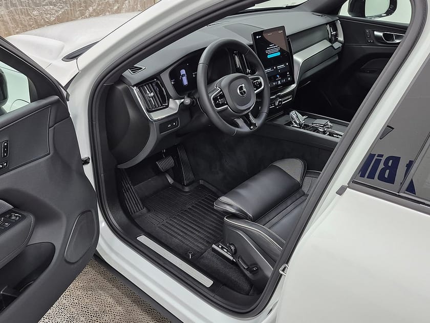 Bild 2 av Volvo XC60 T6 Recharge Plus Black plug in 350HK 4x4 Läder