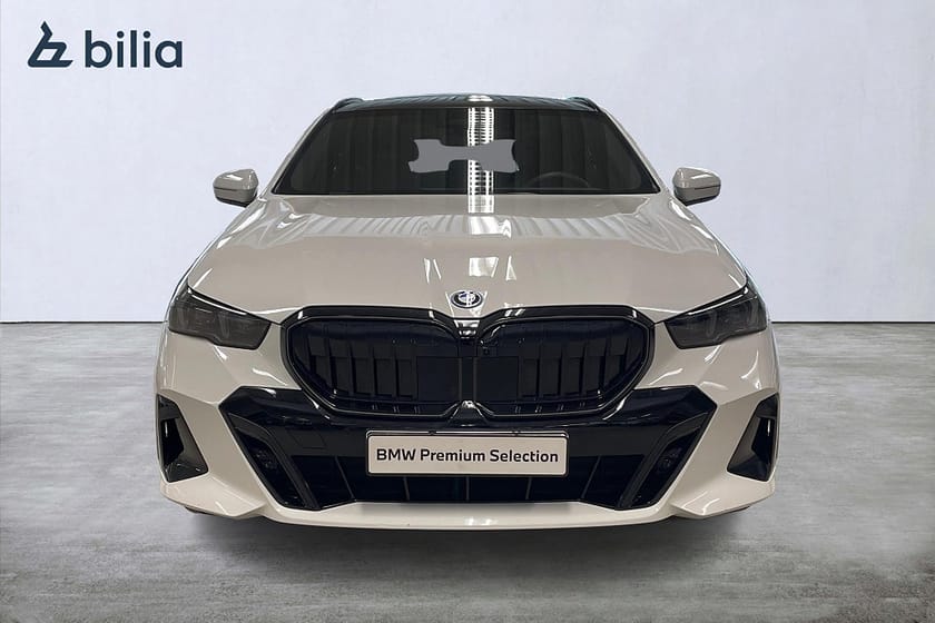Bild 5 av BMW 550e xDrive Touring 550 M-Sport | Drag | B&W | HUD | 360 kam.