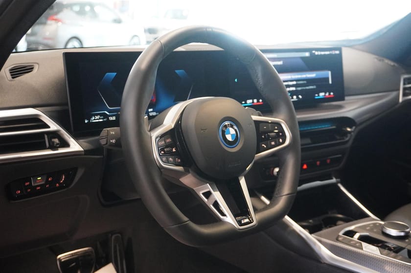 Bild 2 av BMW 330e xDrive Touring M-Sport Drag Fartpilot HiFi