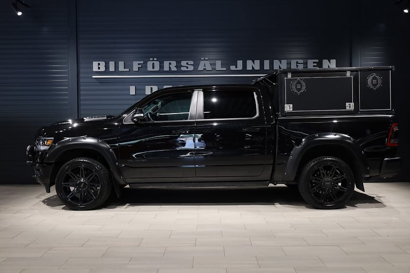 Bild 3 av RAM 1500 Crew Cab Dodge Laramie Night 5.7 V8 Hemi 395hk WT-Metall