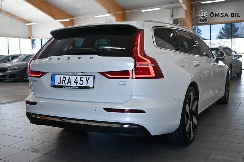 Bild 4 av Volvo V60 Recharge T6 AWD Core Värmare Drag Google Maps 350hk
