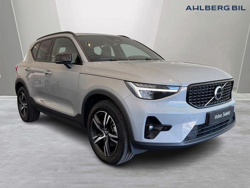 Bild 1 av Volvo XC40 B3 FWD Bensin Plus Dark. Backkamera, Drag, Navi, Adaptiv farthållare.